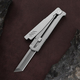 The folding action of the 10MOONS knife enables smooth one-handed deployment.