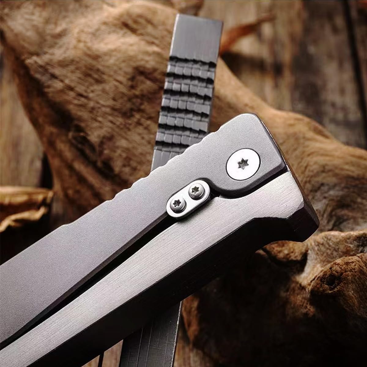 Weighted at 10.4 oz, the 10MOONS offers a solid, confident feel.