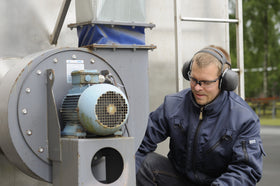 3M Peltor X5A earmuffs side view highlighting tilt cups for optimal comfort and high attenuation.