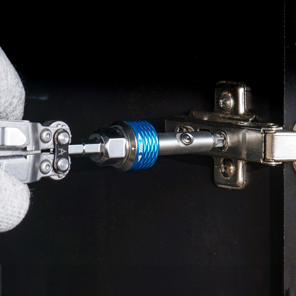711L Inline Ratchet Driver three-way ratchet offers forward, reverse, and lock positions.