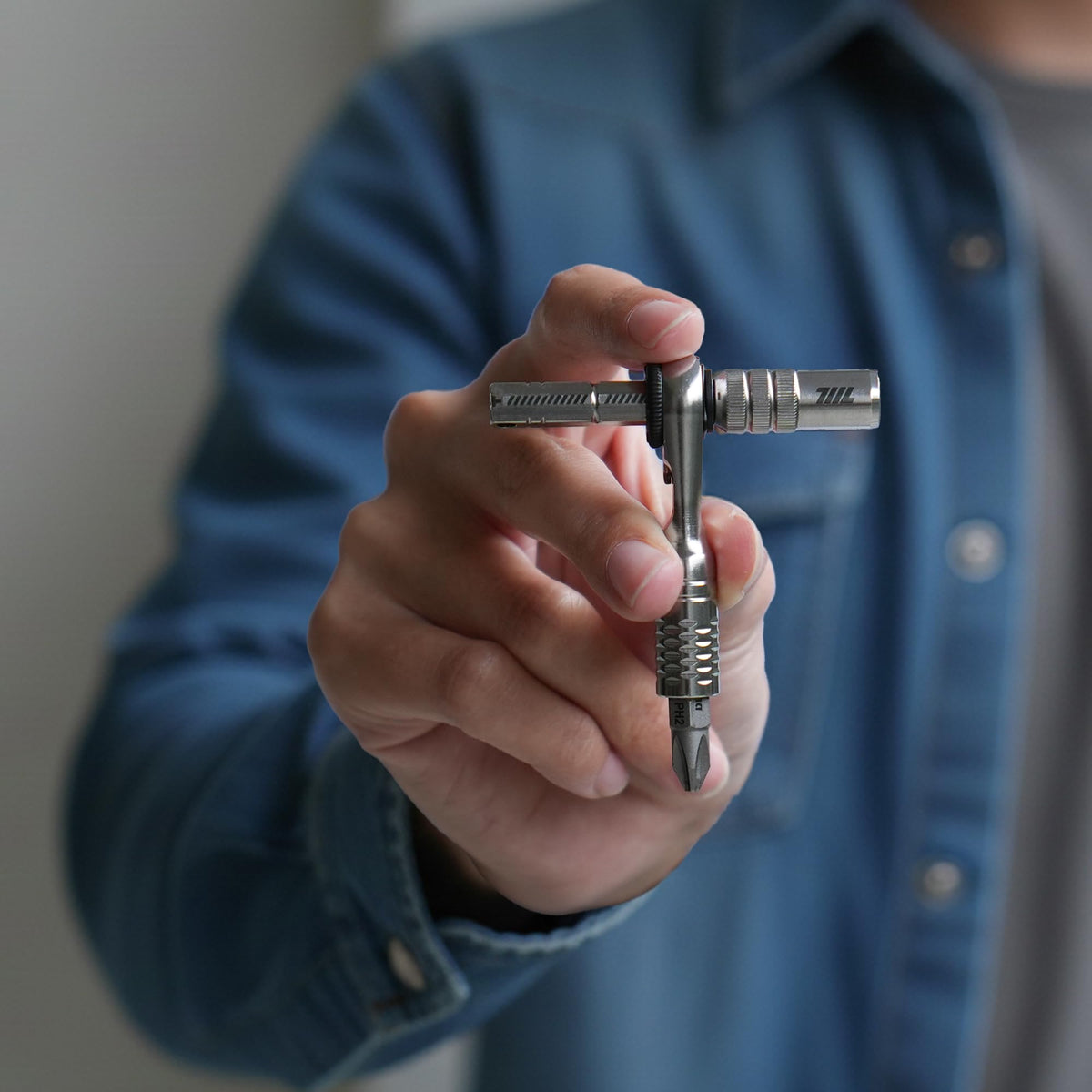 711L magnetic bit extension in L-handle mode for easy one-handed turning