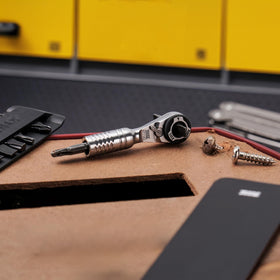 711L Mini Ratchet Wrench TG in action demonstrating compact power