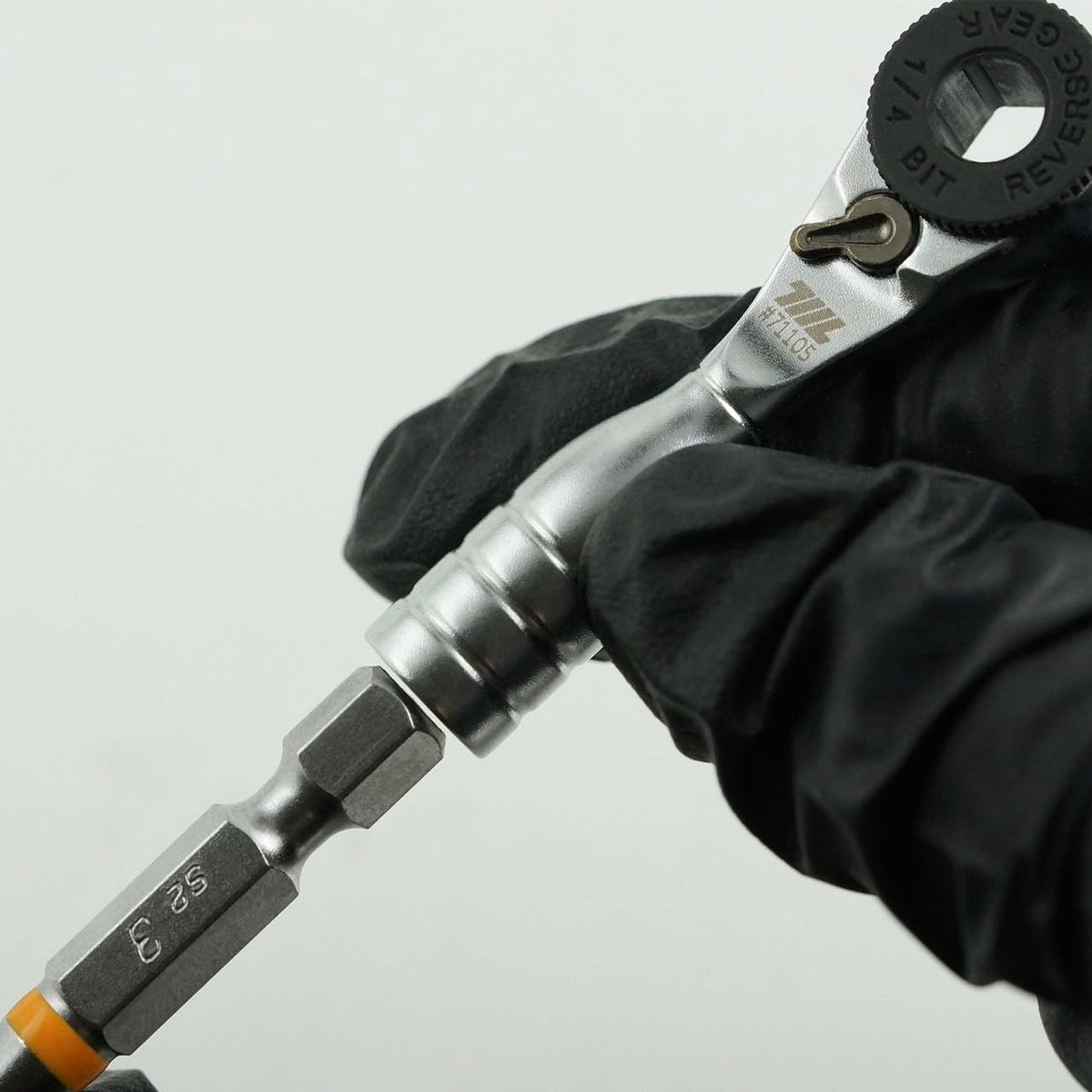 711L wrench in tight space, demonstrating reach in confined areas.