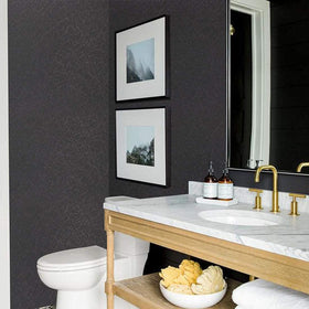 Abyssaly Tenant-friendly removal leaves walls intact.
