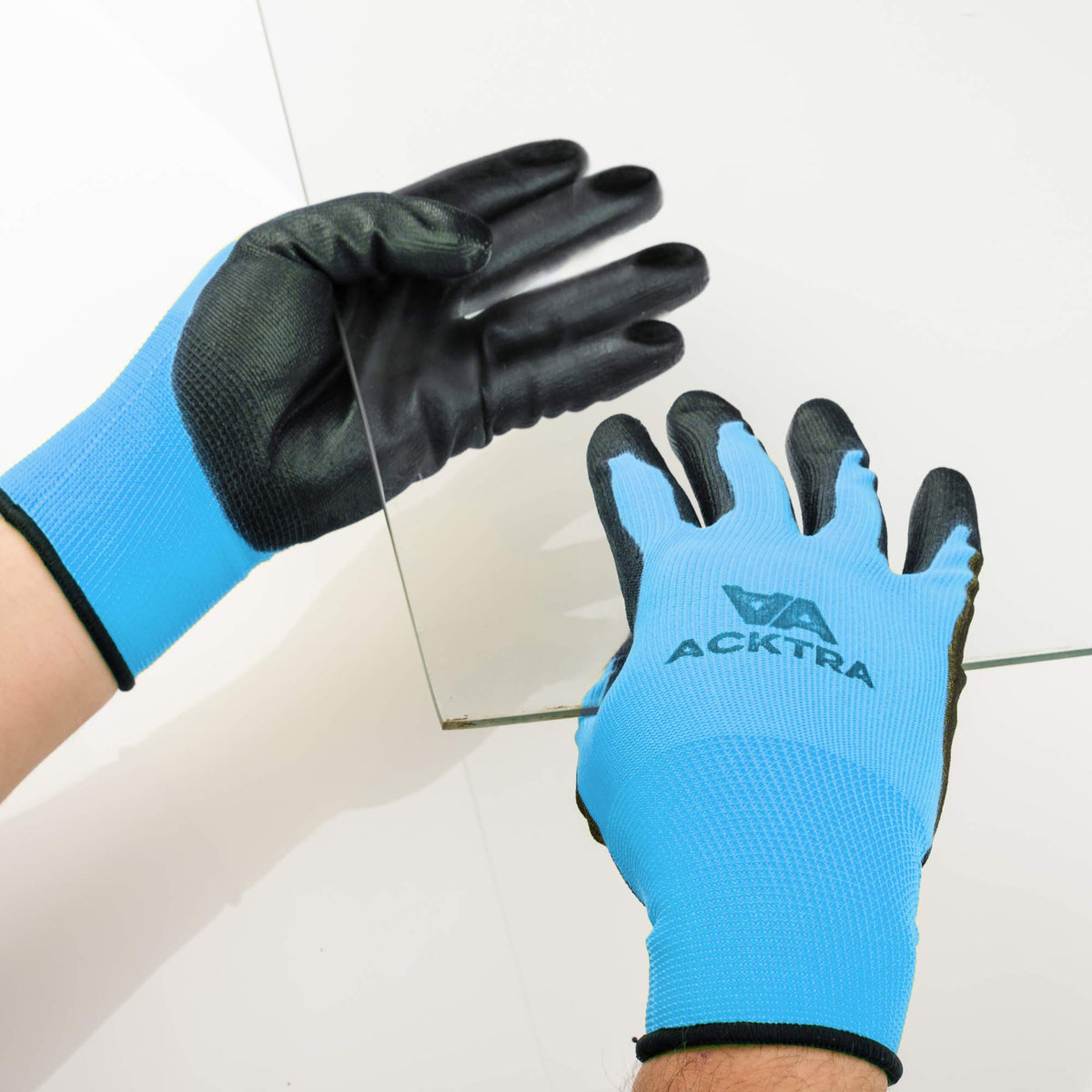 ACKTRA WG002 in use, showing controlled grip on small components