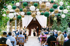 ADLKGG green gold decor for St. Patrick's Day celebration ambiance.