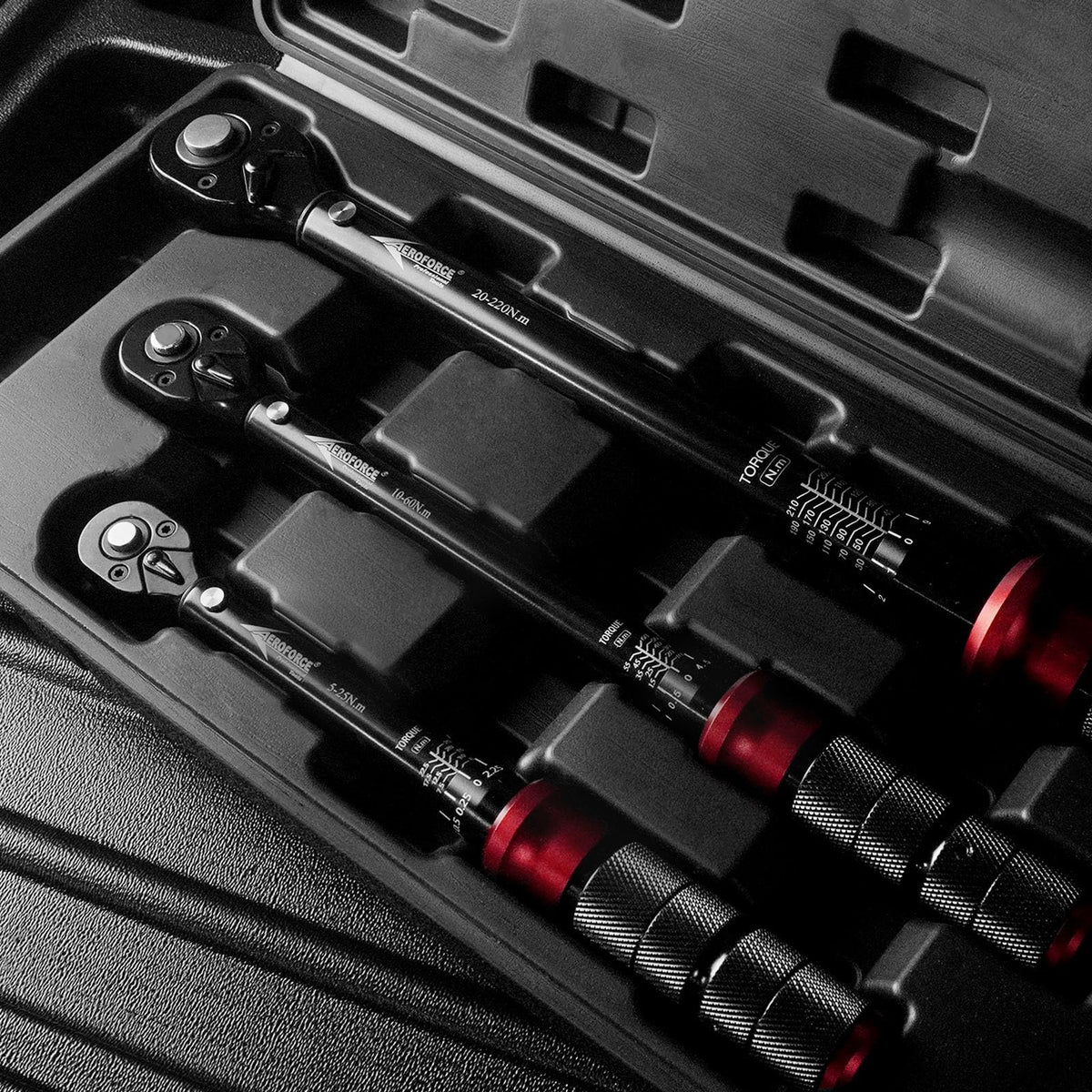 AEROFORCE quick-release reversible sleeve enables fast tool changes.