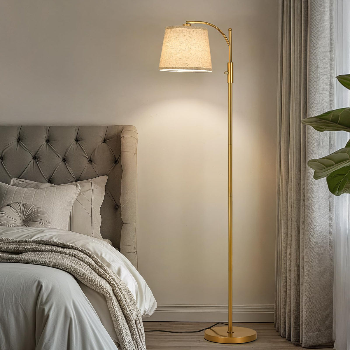 Aidenoey sturdy golden metal base ensures stable placement in any room.
