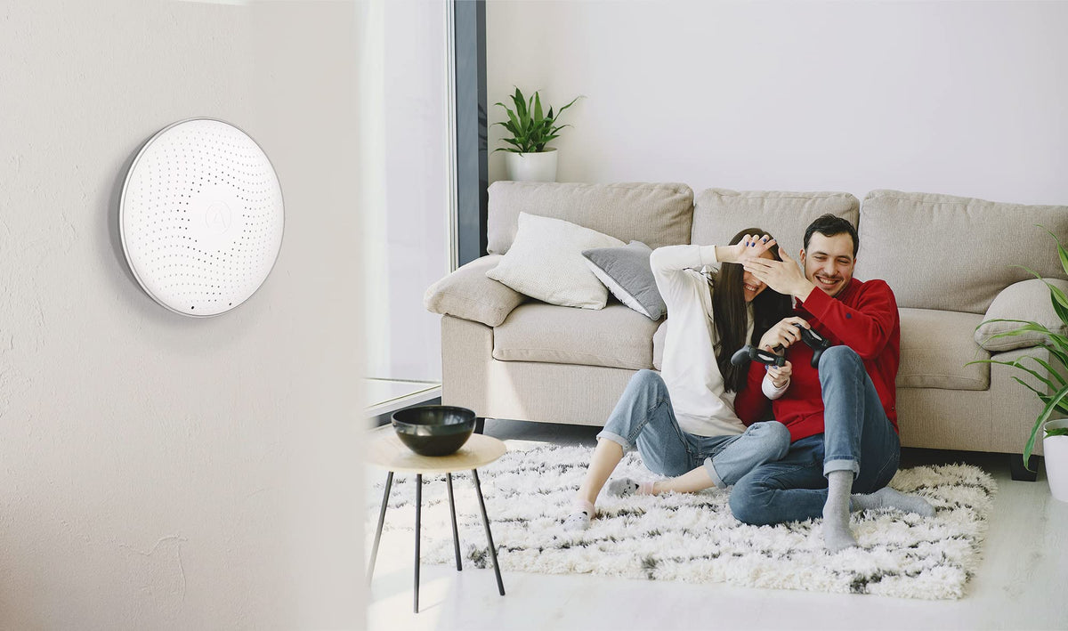 Airthings Wave Radon humidity sensor in home environment supports comfort planning.