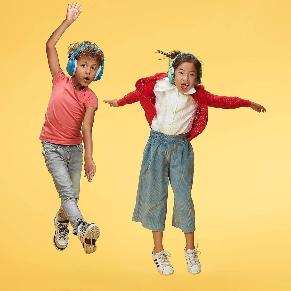 Alpine Muffy Kids lightweight design with a free travel bag included.