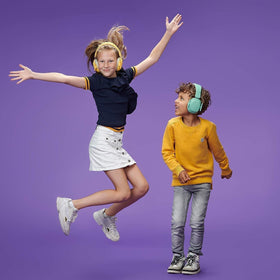 Alpine Muffy Kids travel bag included for mess-free portability.