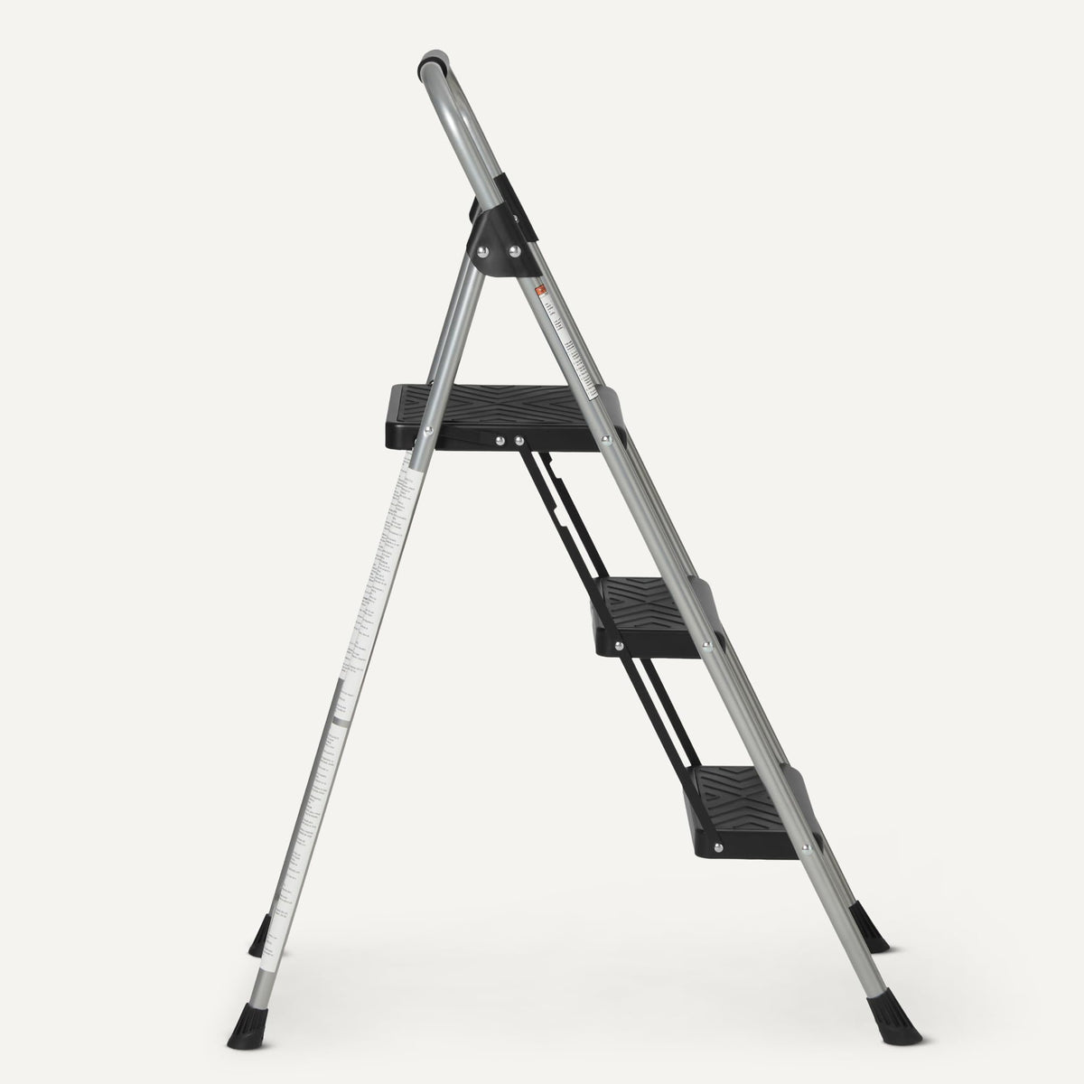 Amazon Basics compact storage design folds to save space when not in use.