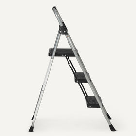 Amazon Basics compact storage design folds to save space when not in use.
