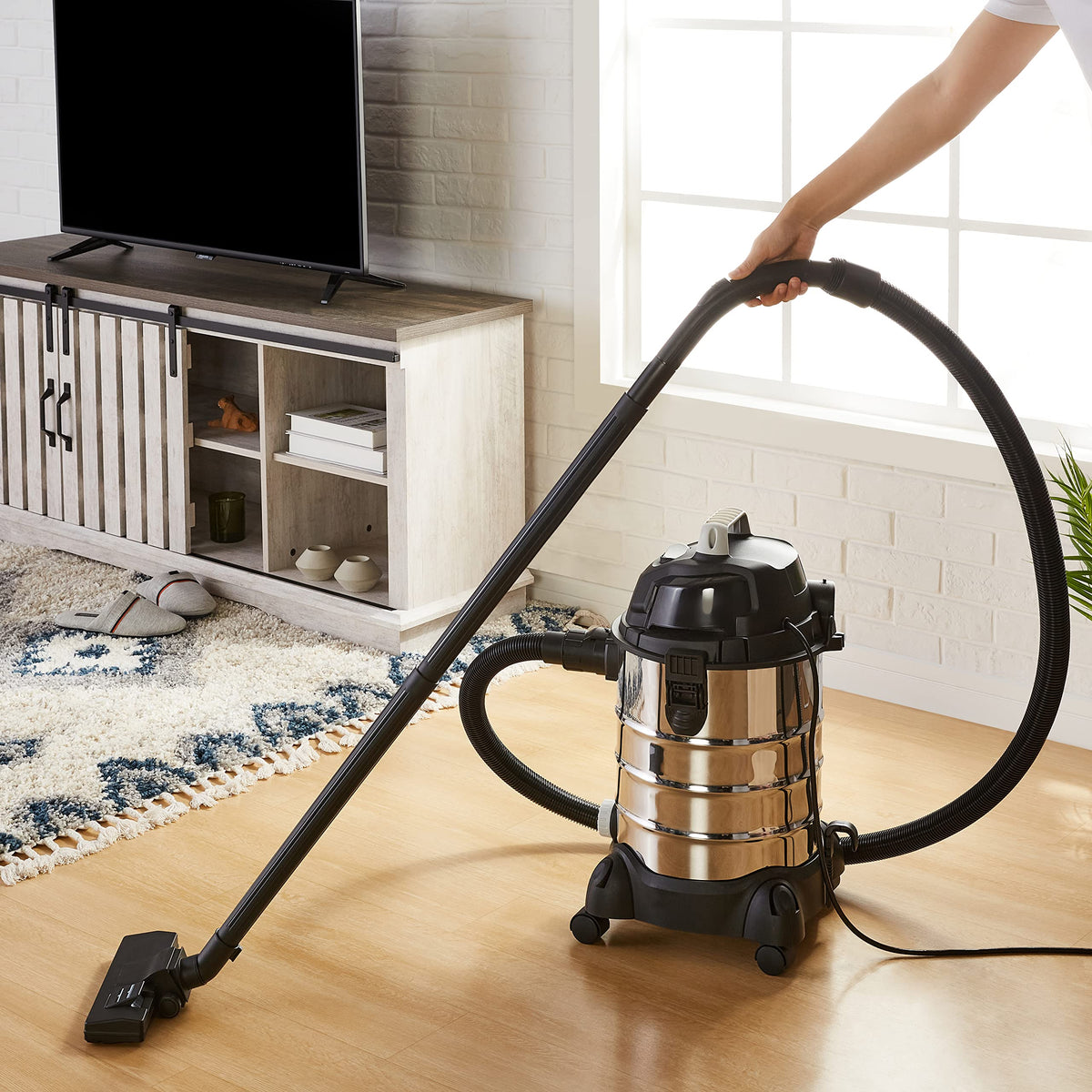 Amazon Basics stainless steel tank offers durable construction for repeated cleaning tasks.