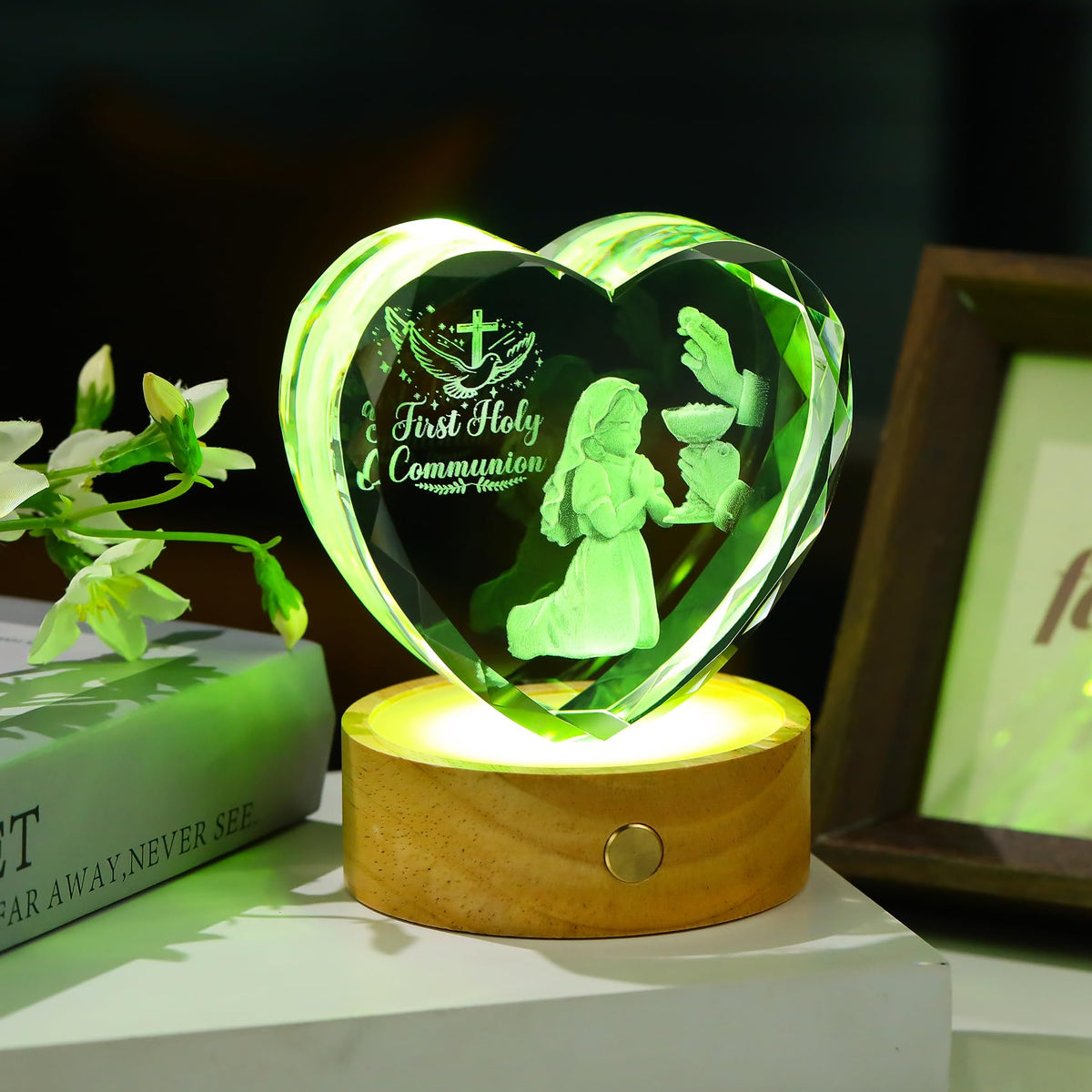 Arikyrist laser-engraved communion girl inside crystal captures a sacred moment.