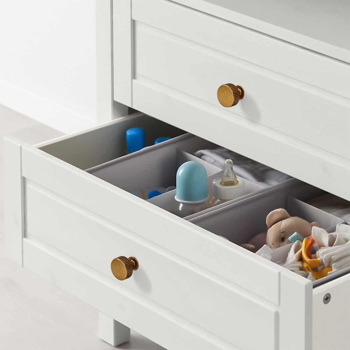 Asidrama cabinet hardware showing standard screw spacing for simple installs