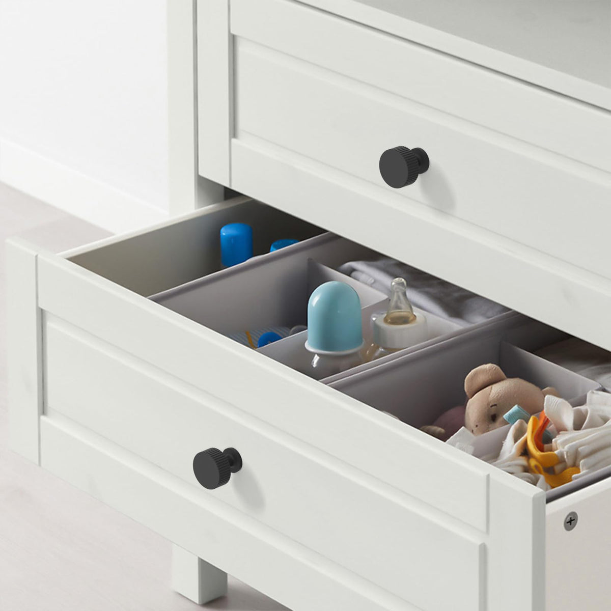 Asidrama knob with standard screw spacing enables easy installation on drawers