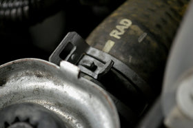 Astro Pneumatic Tool 9409A precision clamp end enables accurate locking in tight spots.