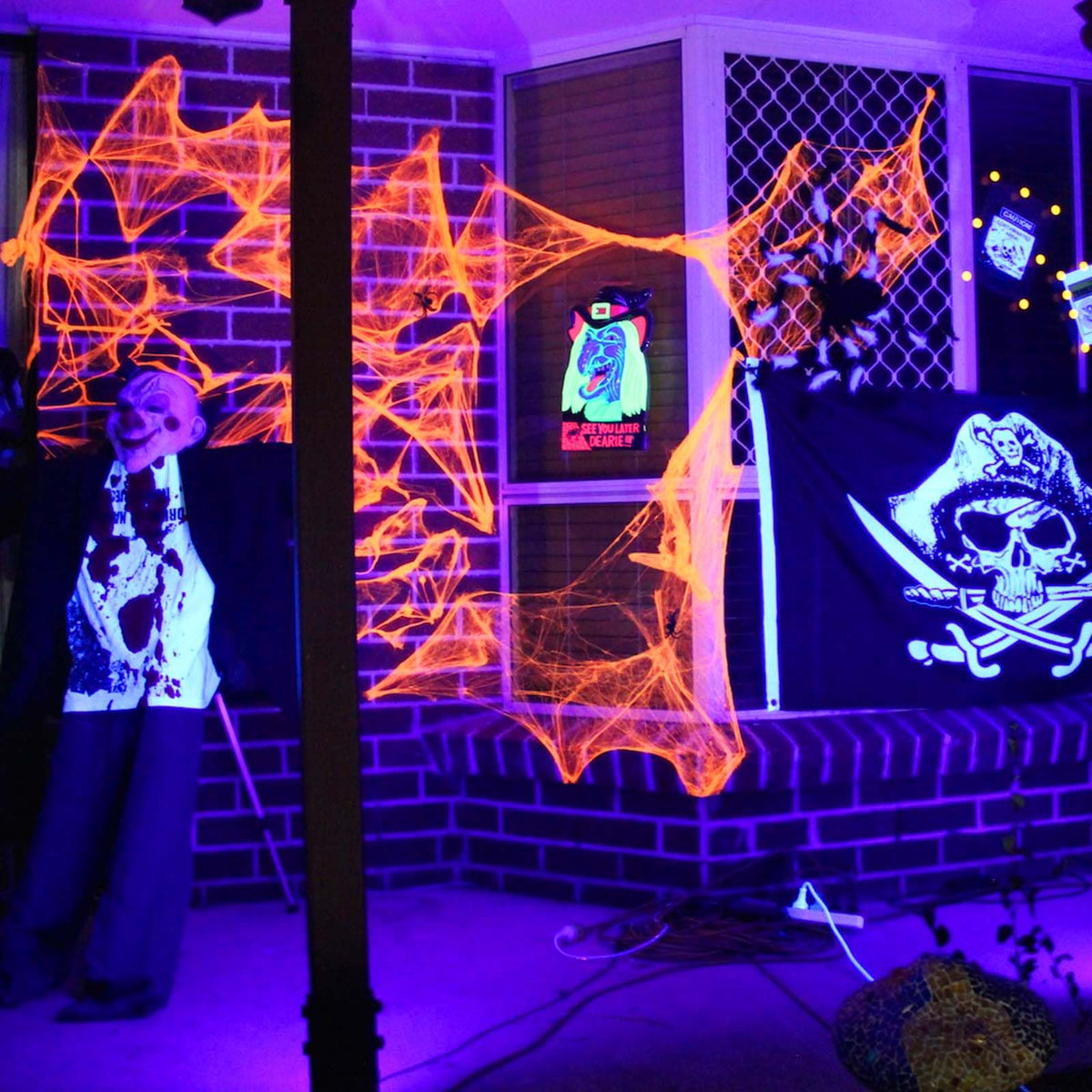 Atfoyer body paint setup using 40W black light bar for vivid effects.