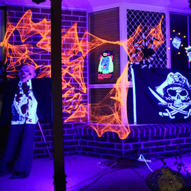 Atfoyer body paint setup using 40W black light bar for vivid effects.