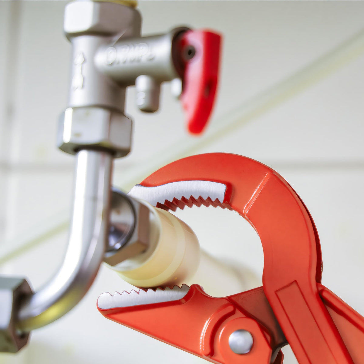 AutoViteX 17-inch wrench suitable for plumbing, automotive, and mechanical work.