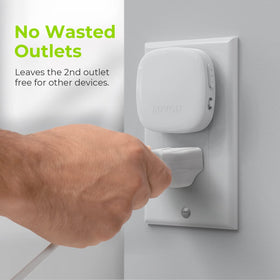 AUVON compact plug design keeps the second outlet free for devices