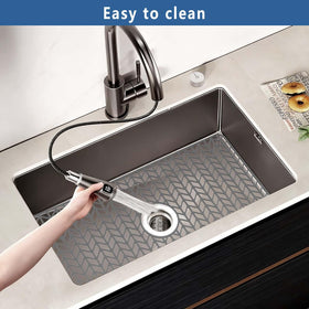 AWOKE heat-resistant mat withstands up to 450°F, letting hot pots sit safely in the sink.