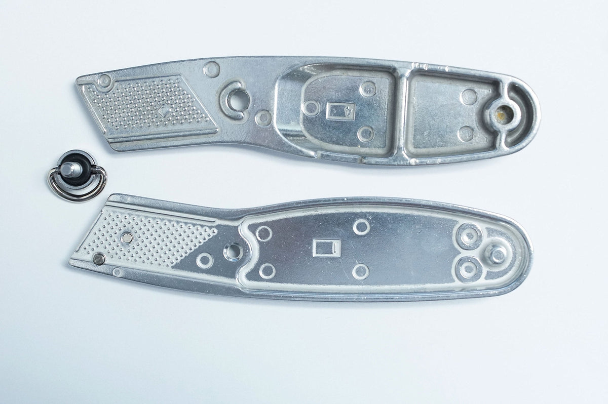 Knife in use cutting carpet with Ayoii Orcon for a precise edge.