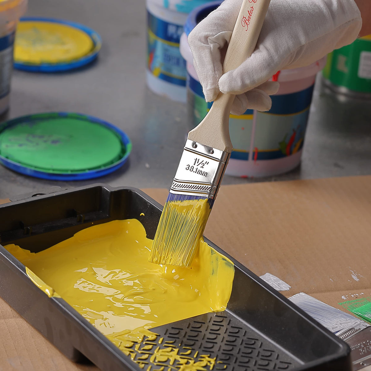 Bates Choice durable wooden-handle grip for comfortable long painting sessions.