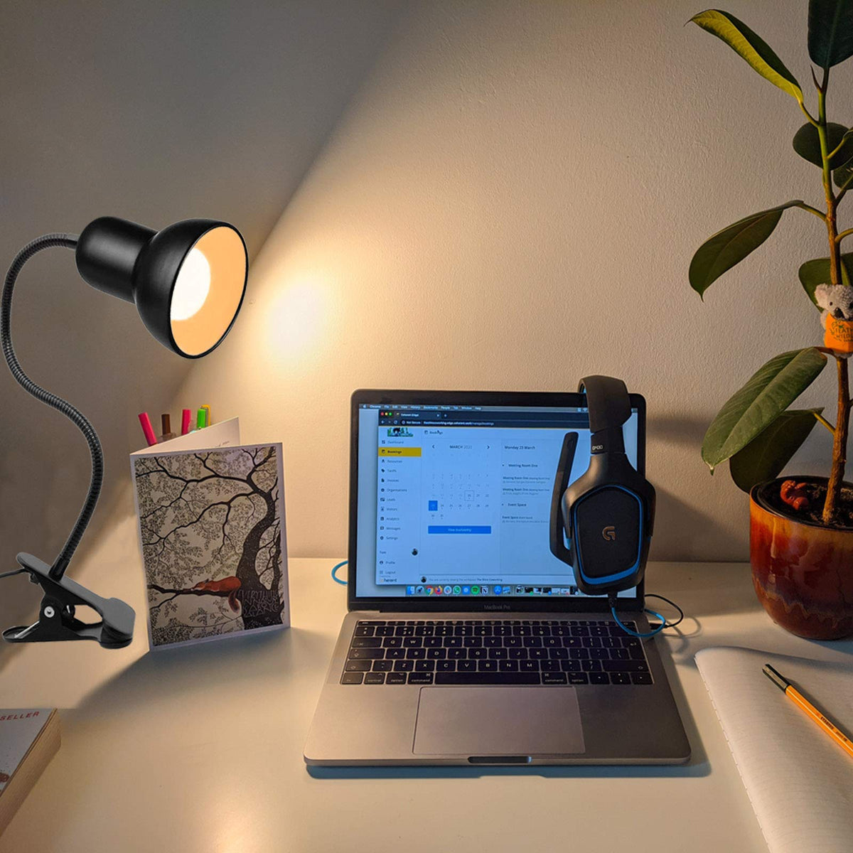 Beser·Win office study lamp provides bright, efficient desk lighting.