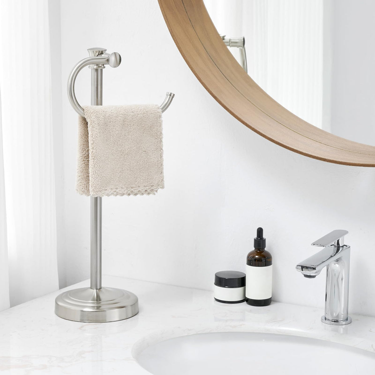 BESy versatile towel rack suitable for bathroom or vanity spaces.