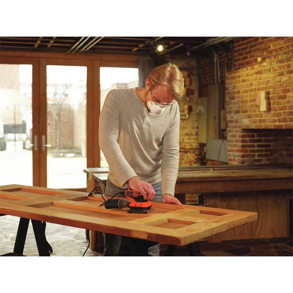 BLACK+DECKER BDEQS300 dust bag helps keep workspace clean