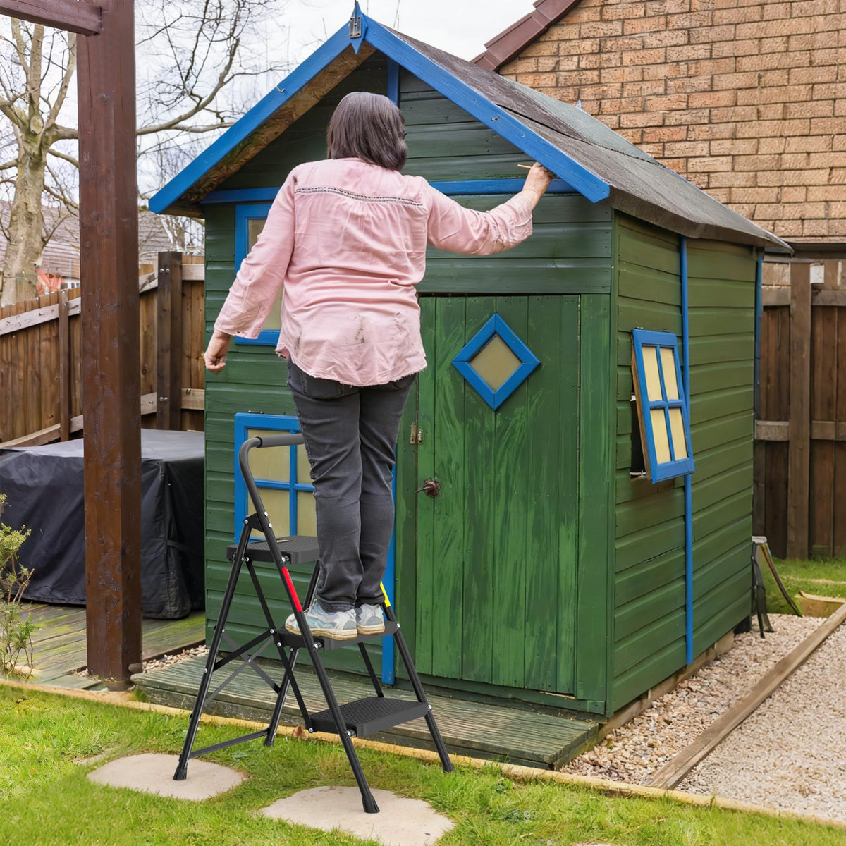 BONTEC ladder features a sturdy steel frame for durability.
