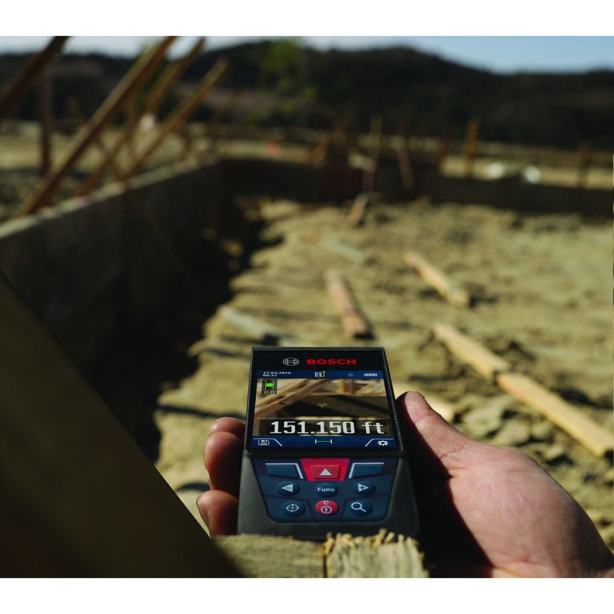 Bosch Blaze GLM400C Class II laser is visible within range