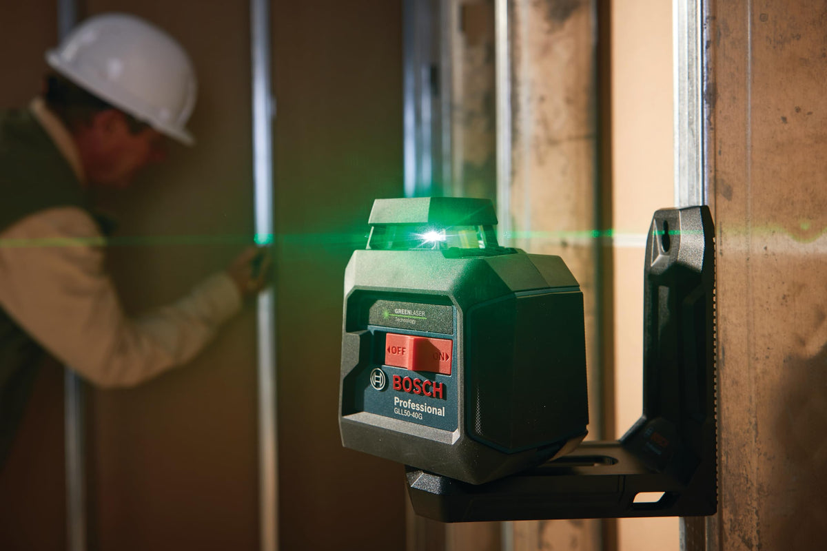 Bosch GLL50-40G smart pendulum auto-leveling for effortless setup.