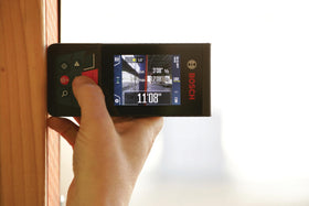 Bosch GLM400CL battery, charger, USB cable, hand strap, pouch included.