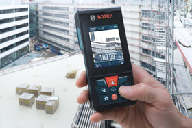 Bosch GLM400CL inclinometer shows pitch angle for level measurements.