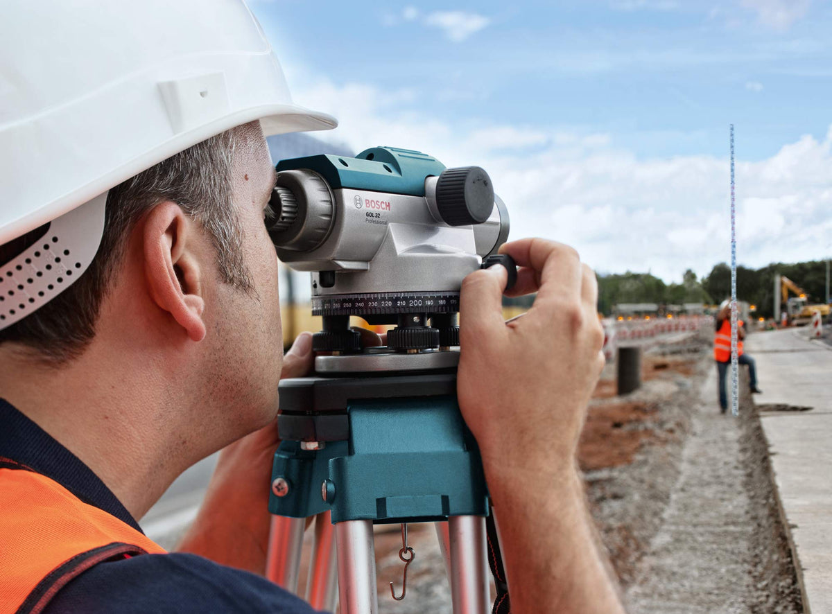 Bosch GOL32CK plumb bob helps align points quickly and easily