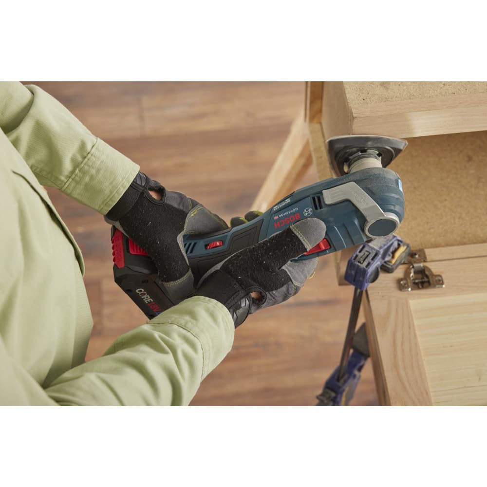 Kit contents of the GOP18V-34N include battery, charger and blades