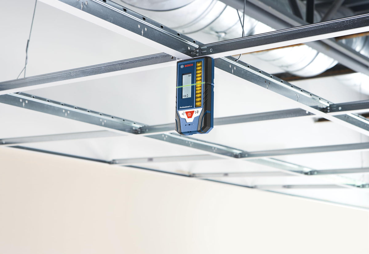 LR8 mounting-bracket included enables quick setup on rods and stands