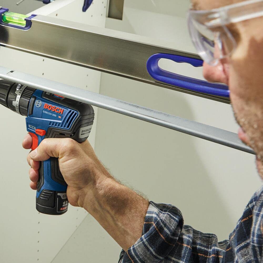 Bosch SP515 in-use scene shows hex shanks reducing slippage for steady drilling.