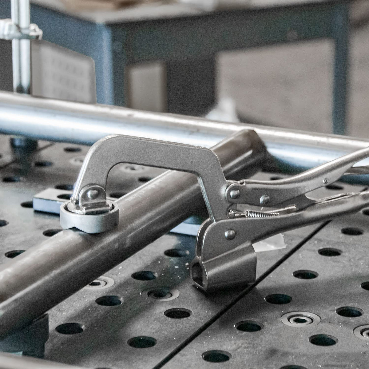 Right-angle bracket mounting offers versatile, stable clamping options.