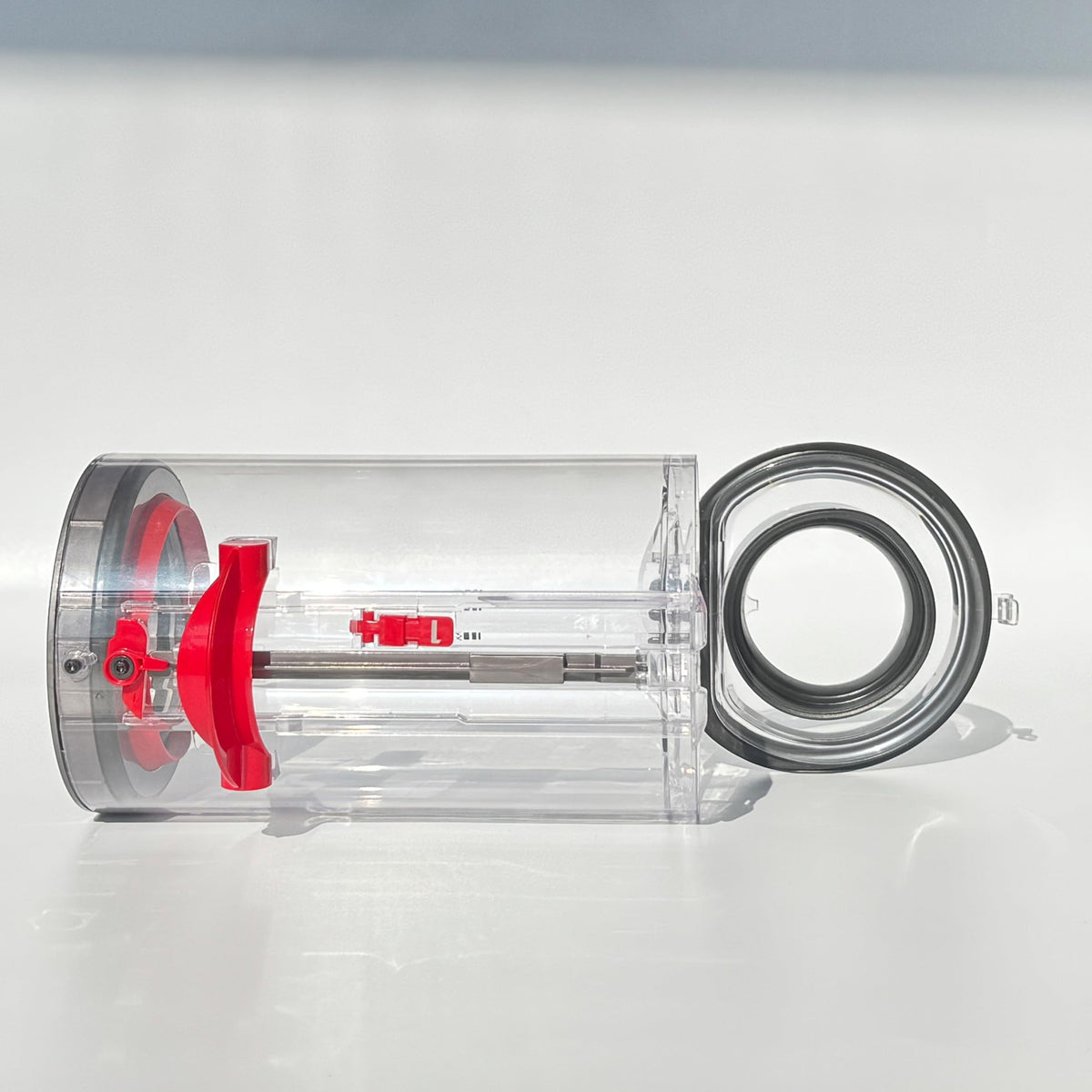 Rugged CandgFun dust bin reduces dust leakage during operation.