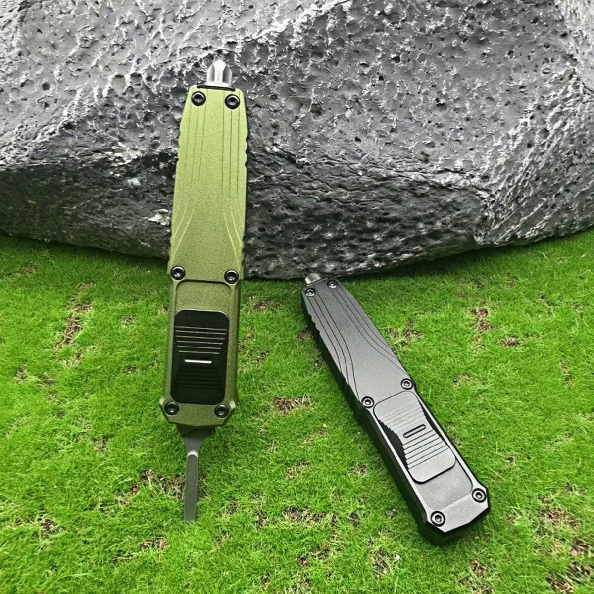 Caressolove knife with rail lock for blade stability during use