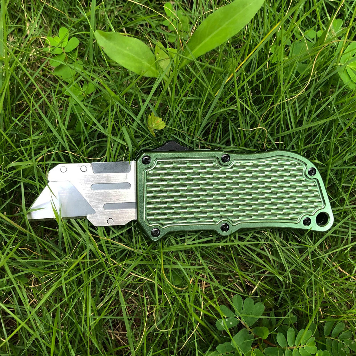 Caressolove box cutter with ergonomic handle for comfortable, precise cutting.