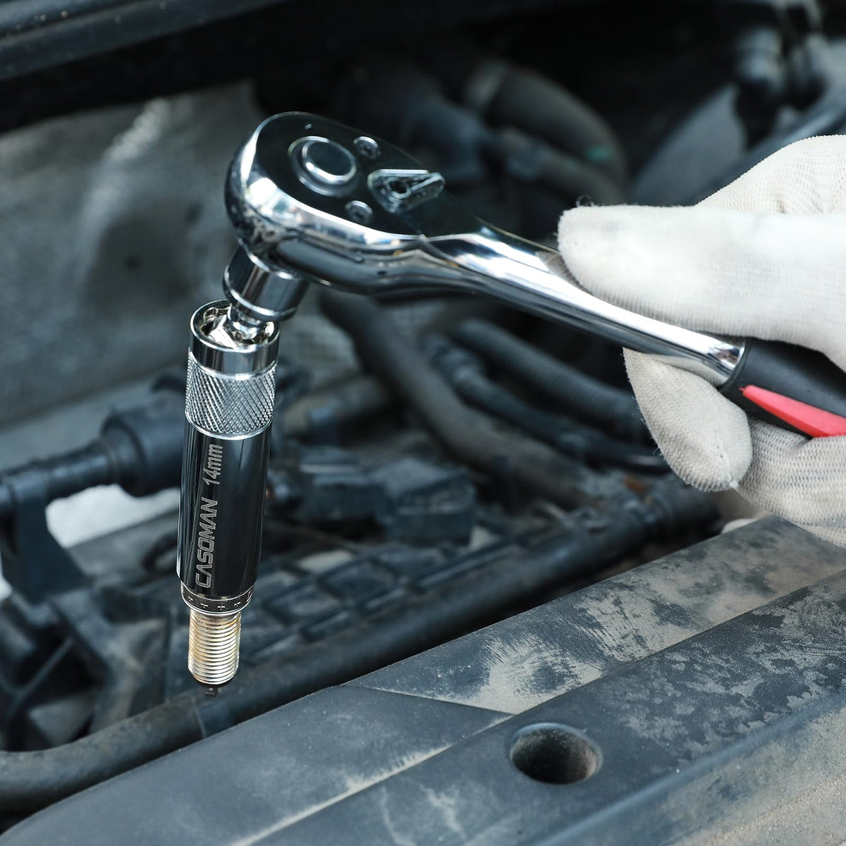 CASOMAN magnetic interior keeps plugs secure during work