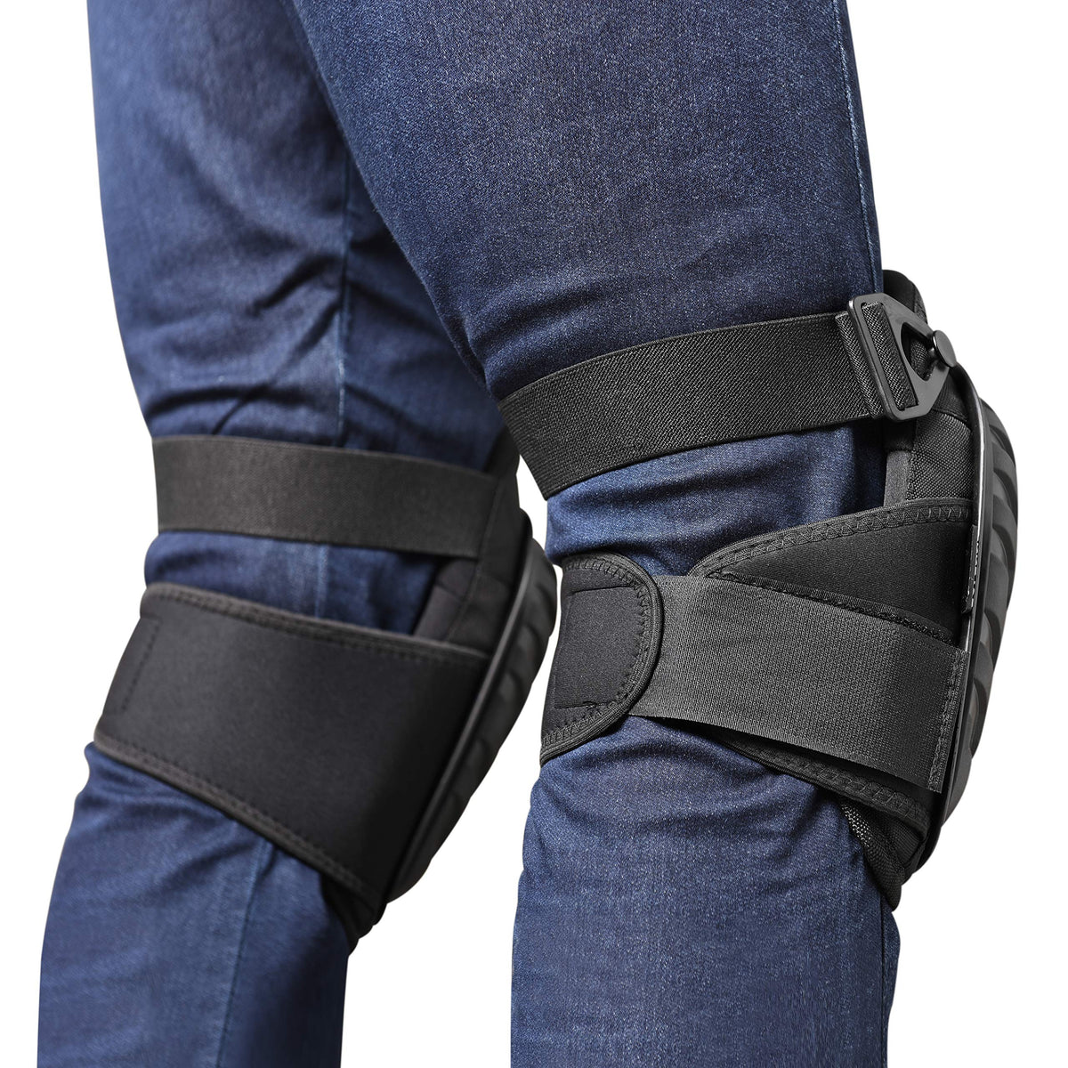 CE' CERDR knee pads double straps ensure a snug, customizable fit without slipping.