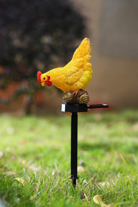 CHUANGFENG resin chicken figure lamp brightens pathways in the yard.
