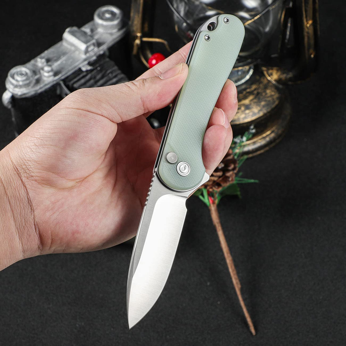 CIVIVI Elementum II deep carry clip enables discreet right-handed carry.