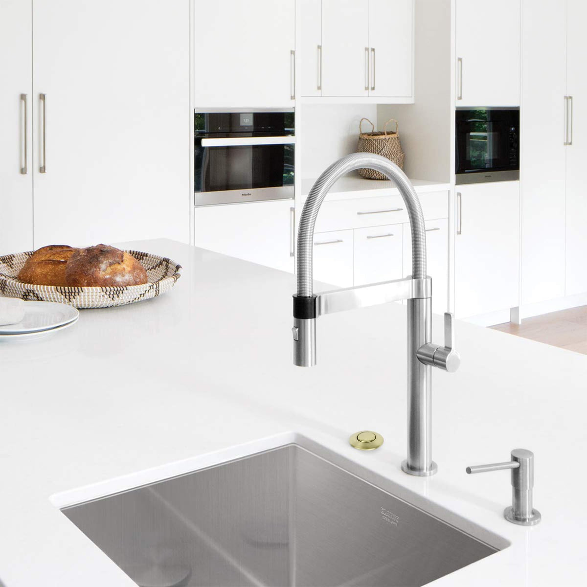 CLEESINK cordless air switch offers easy plug-in installation for clean setup.